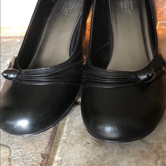 Black high heel shoe gently used wore once size 8 - Picture 9 of 12